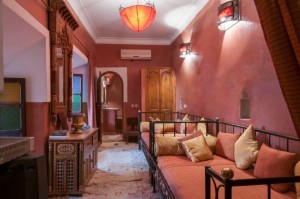 Zwei Einzelbetten und Kommode und Sicht auf das Bad im Riad La Maison Nomade in Marrakech