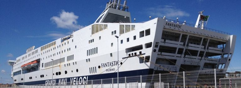 Ankunft der Fähre aus Sete in Südfrankreich im Fährhafen Tanger Med in Marokko