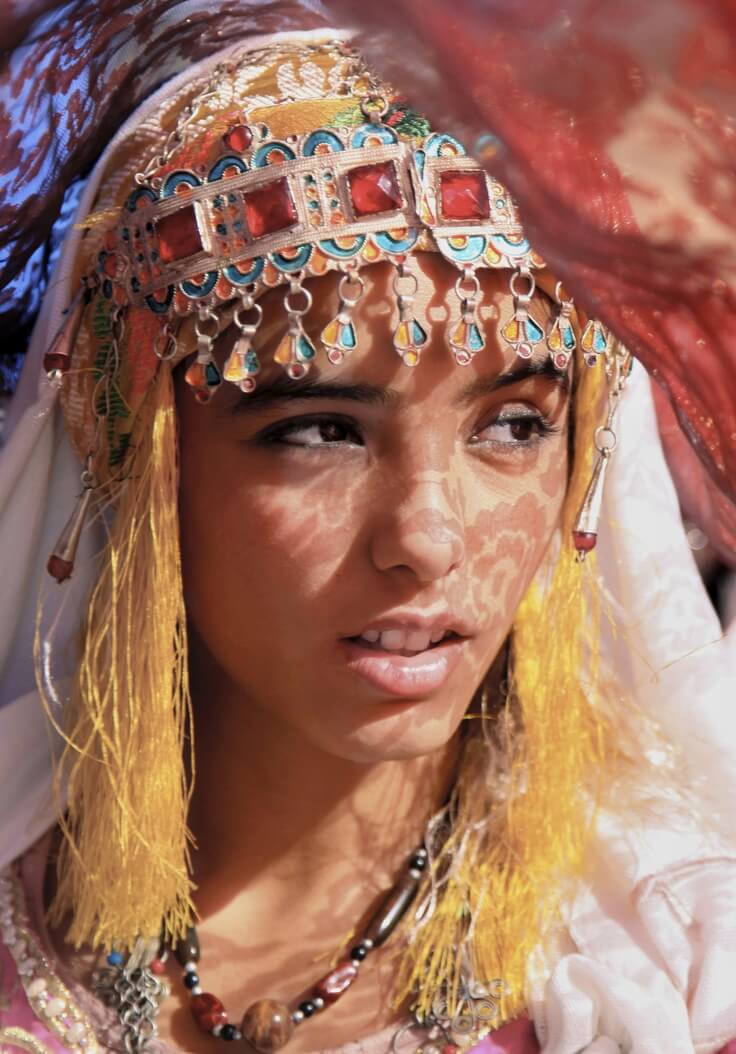 traditionelle Berberin mit Kleid