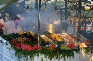 Ess-Stand Djema el Fna, es dampft und bruzzelt