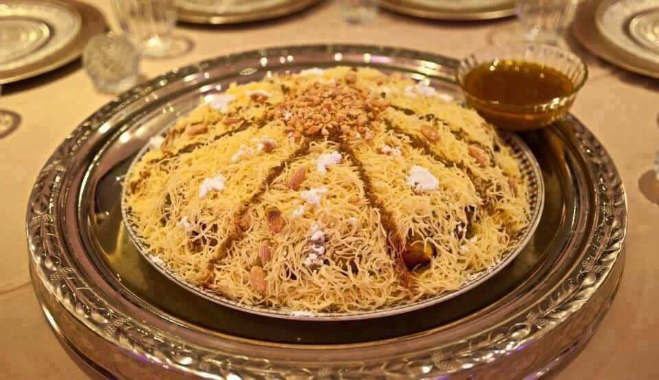 Seffa, ein Nudelgericht im Restaurant Marrakesch mit Mandeln, Eiern,Puderzucker, Zimt