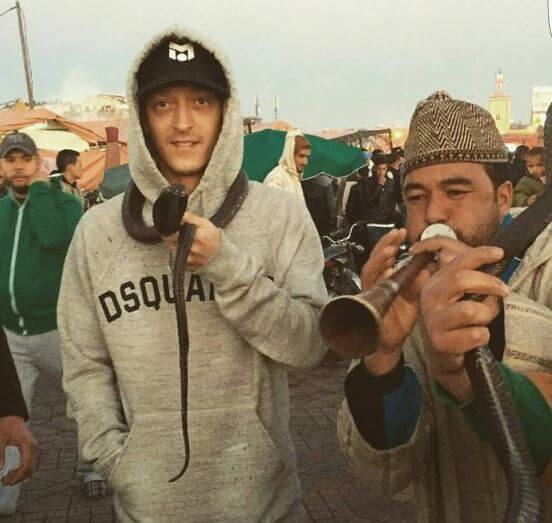 Der Weltfußballer Özil während der Städtreise in Marrakesch auf dem Platz Djema el Fna