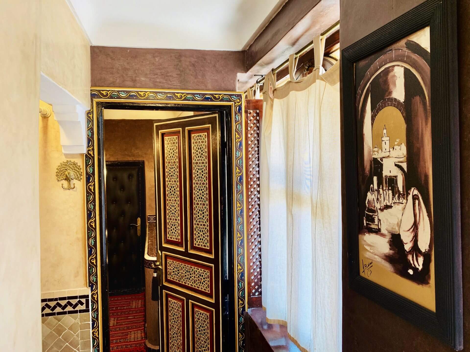 Marokkanische Tür und Gemälde