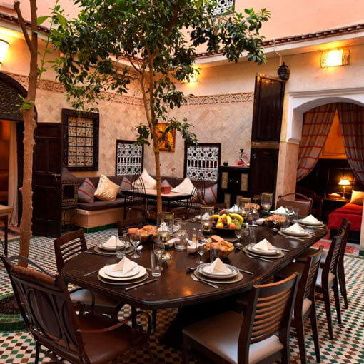 Esstisch im Innenhof vom Riad Hotel Marrakesch