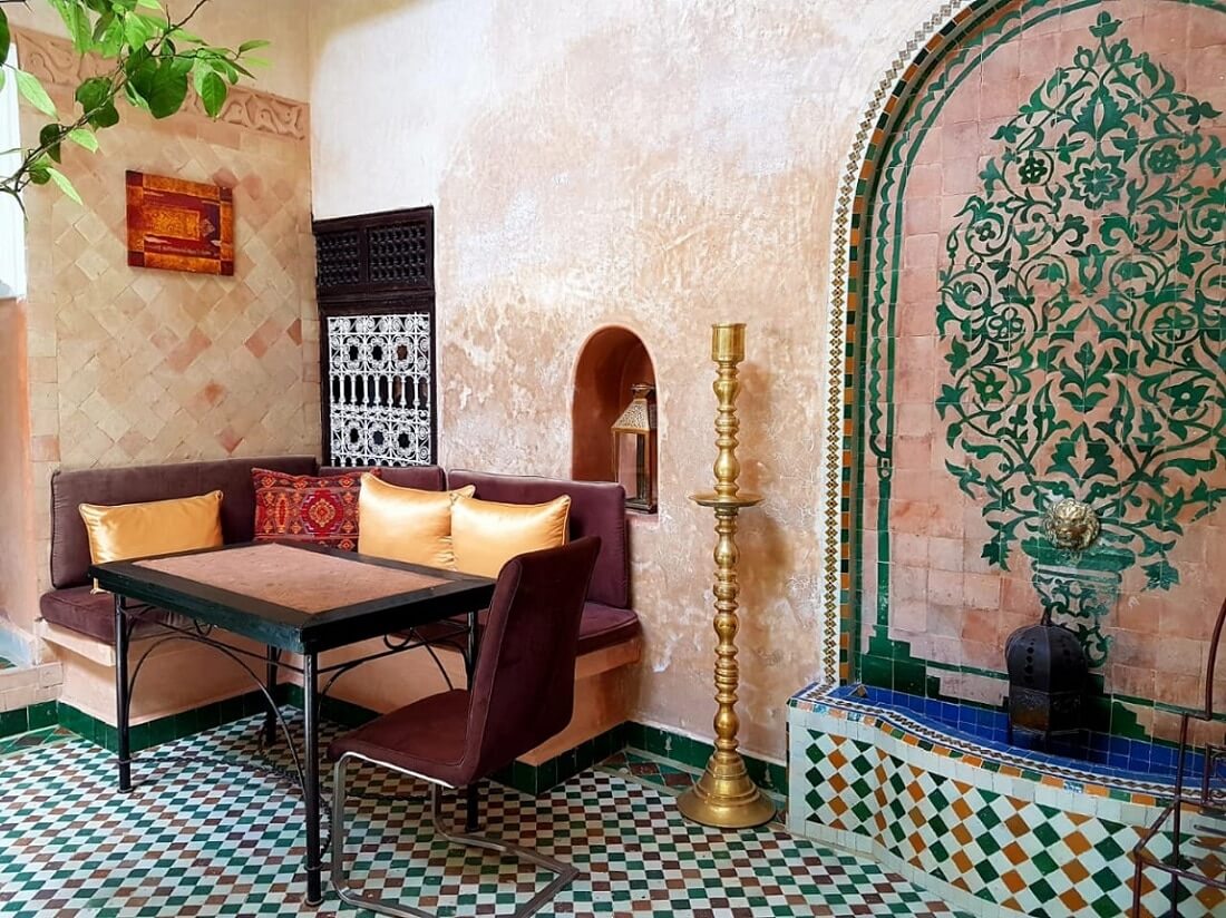 Sitzbereich im Innenhof vom Riad Hotel in Marrakesch