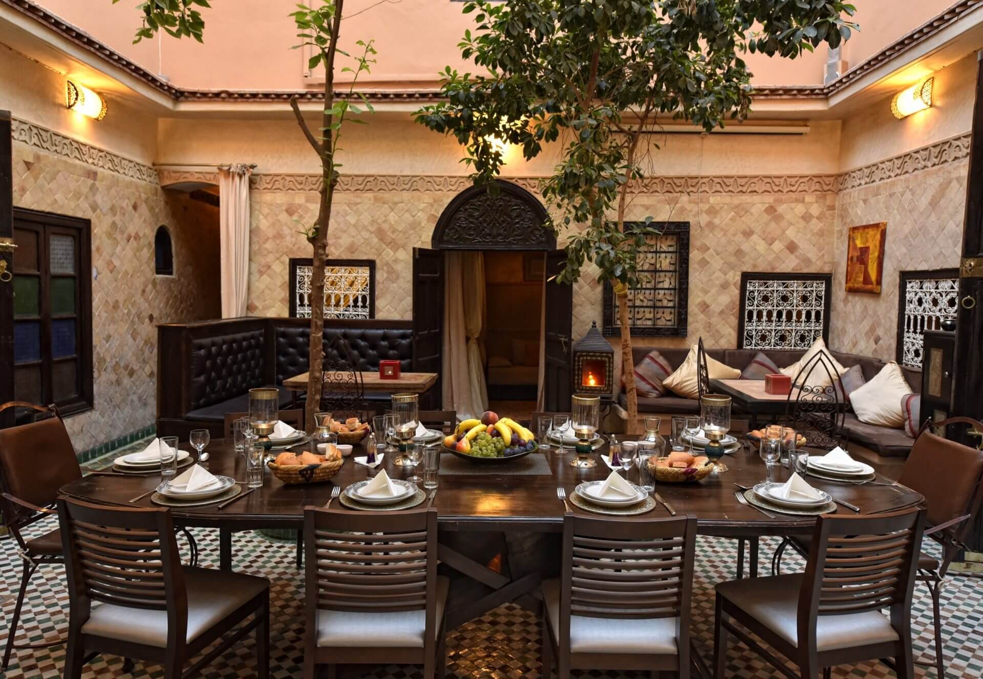 großer Holztisch eingedeckt mit marokkanischem Frühstück