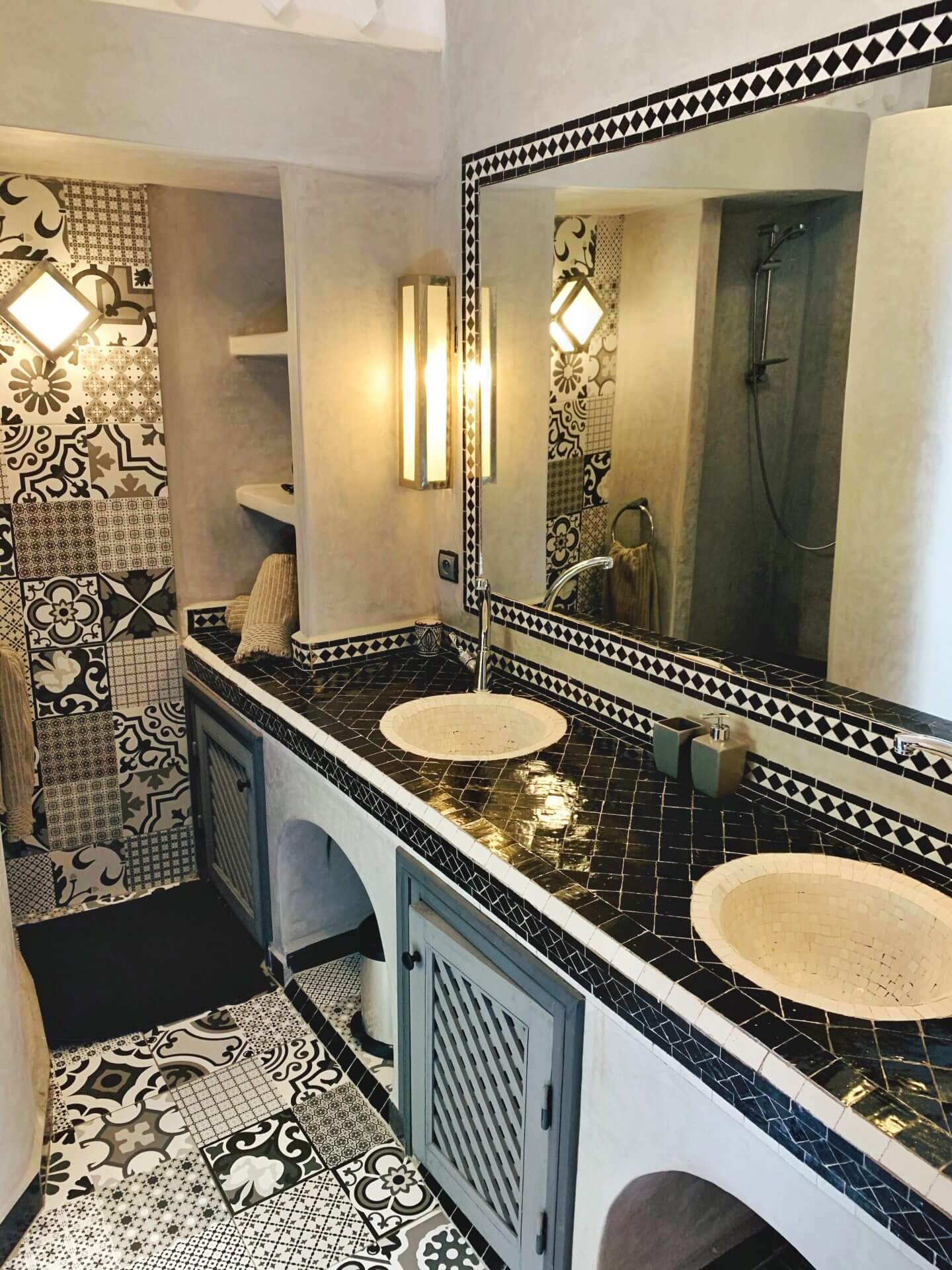 Bad mit zwei Waschbecken aus schwarzen und weißen Mosaikfliesen
