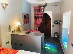 Marokkanisches Schlafzimmer mit grauem Tadelakt