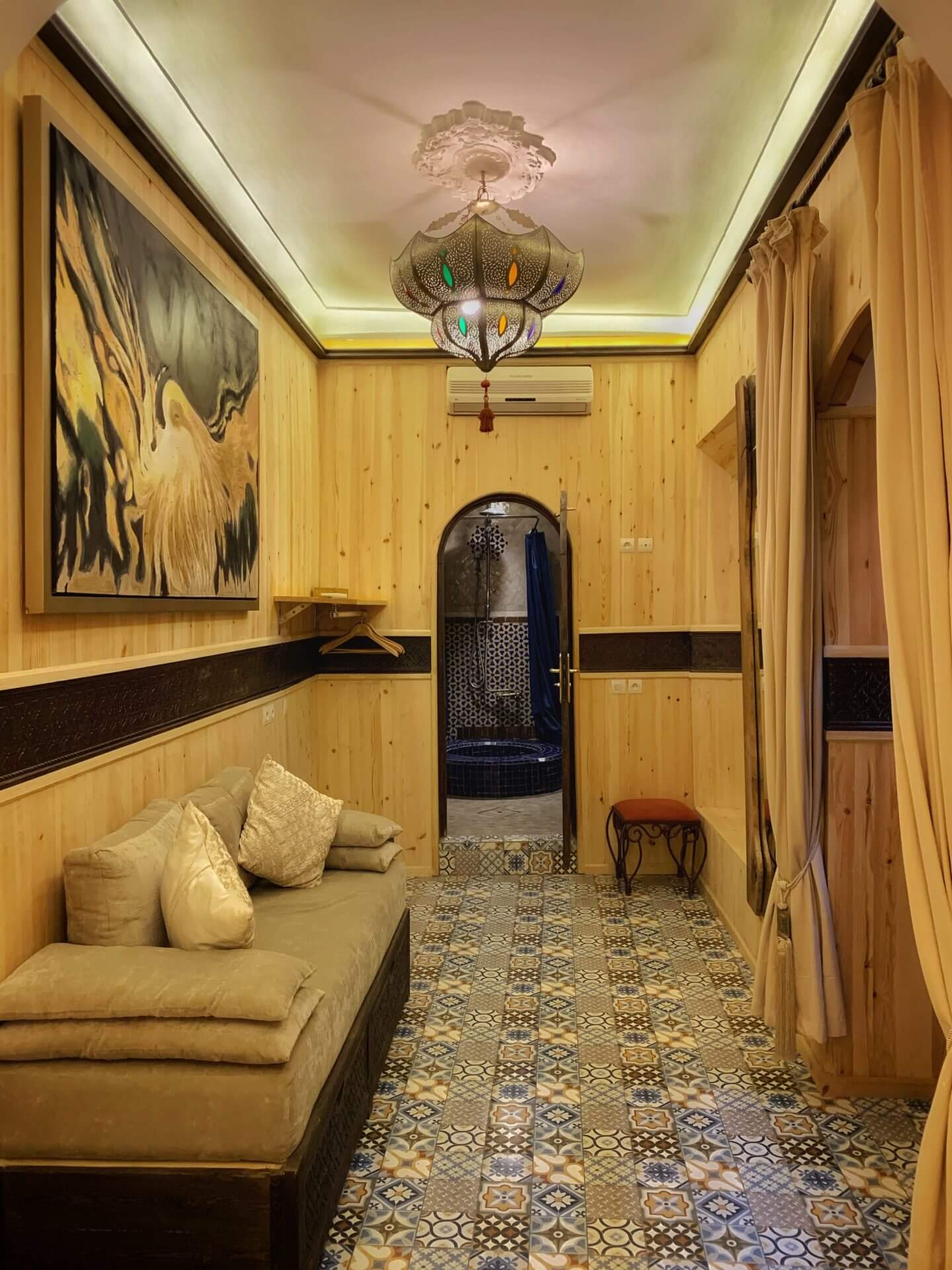 Marokkanisches Sofa und Holzwände