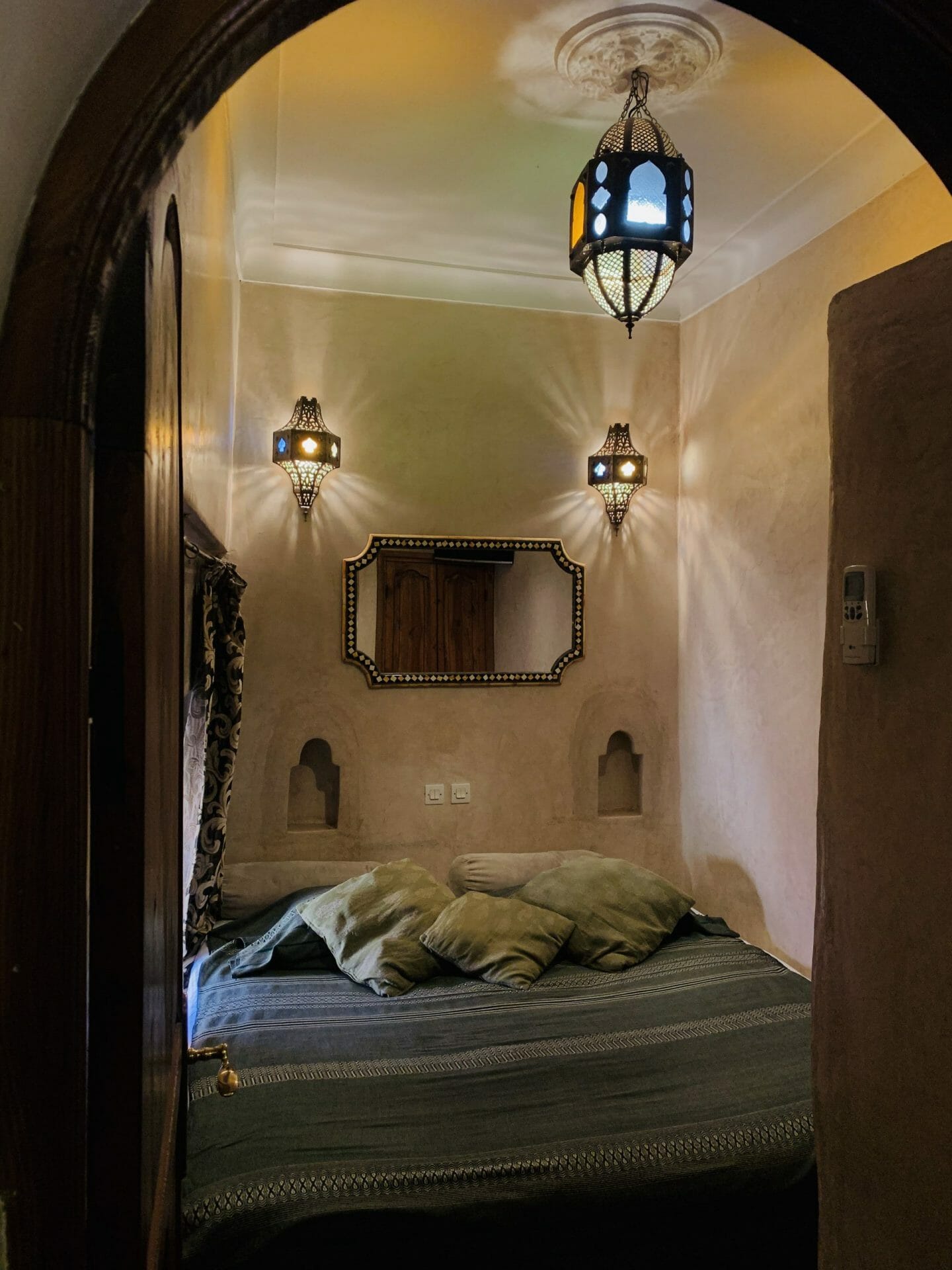 Riad Hotel Zimmer mit marokkanischer dekoration