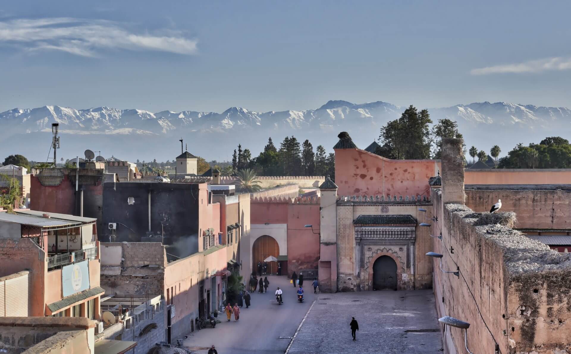 Marrakesch im Winter mit Blick auf den Atlas