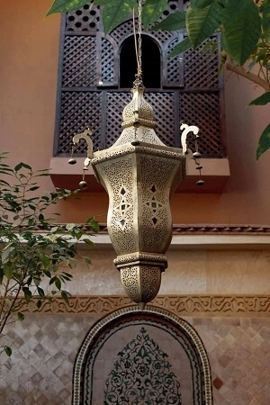 marokkanische Lampe Innenhof Riad Marrakesch La Maison Nomade