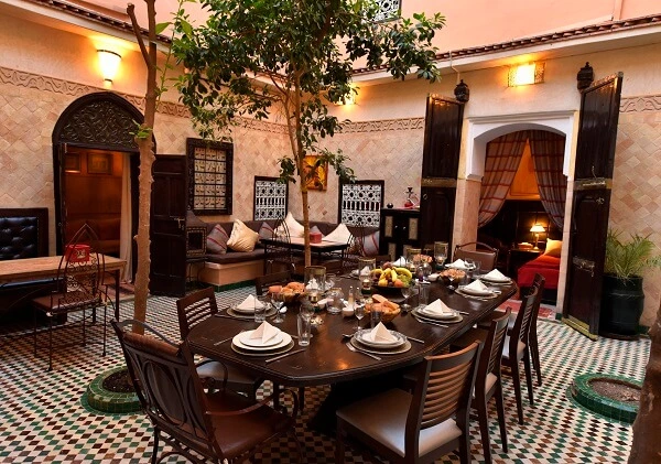 Riad Marrakesch Innenhof mit orangenbaumen und Sitzbereich