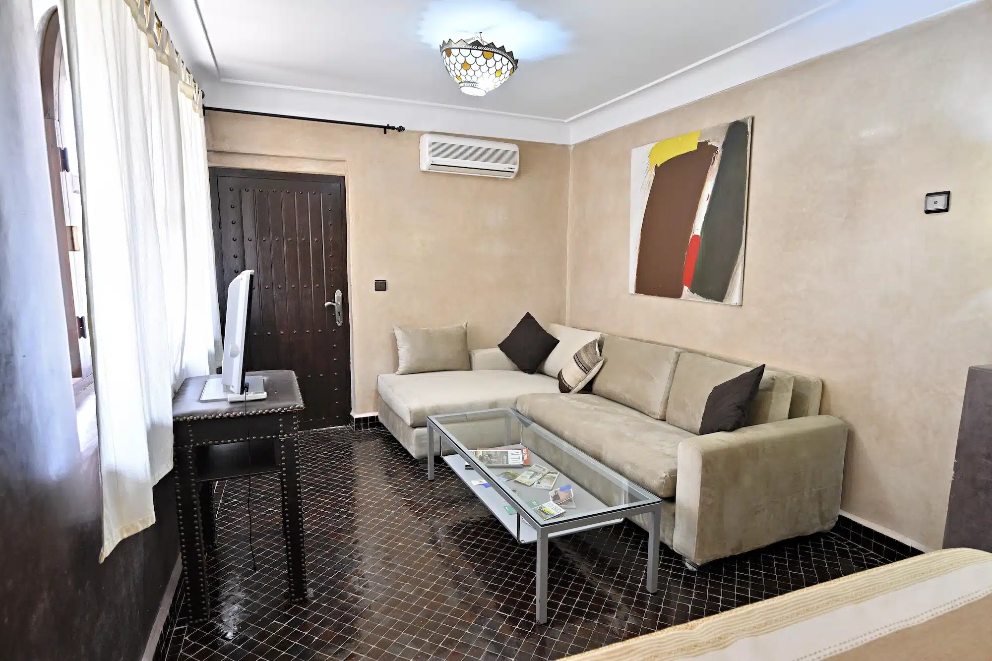 Gemütliche marokkanische Sitzecke (Salon) in der Suite Kara Ben Nemsi, ideal für entspannte Lesestunden bei längeren Aufenthalten in Marrakesch.