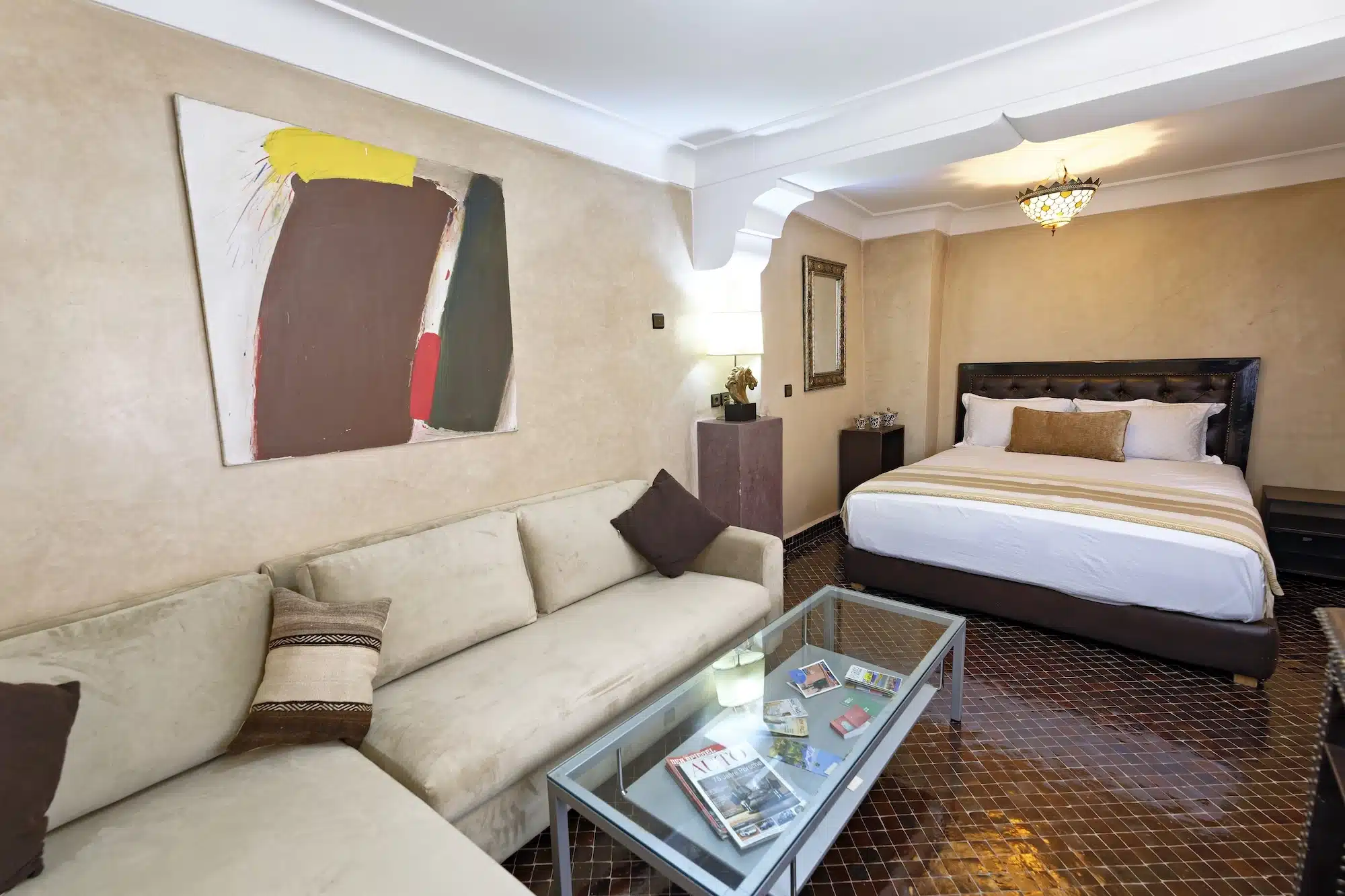 Großzügiger Schlafbereich der Suite Kara Ben Nemsi im Riad La Maison Nomade mit großem Doppelbett, traditionellen Tadelakt-Wänden und orientalischer Dekoration unter deutscher Leitung.