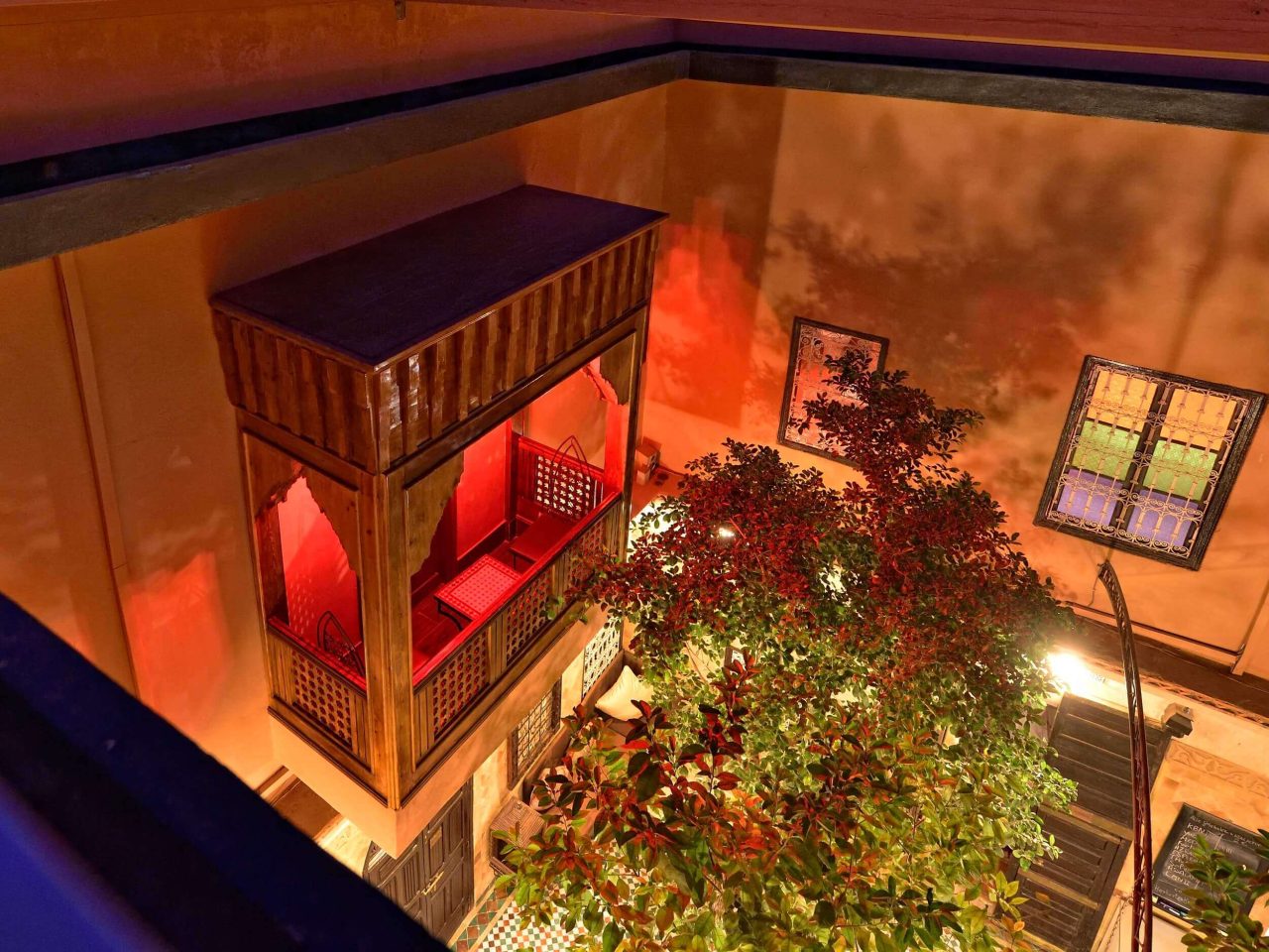 Holzbalkon Innenhof Riad Hotel Marrakesch