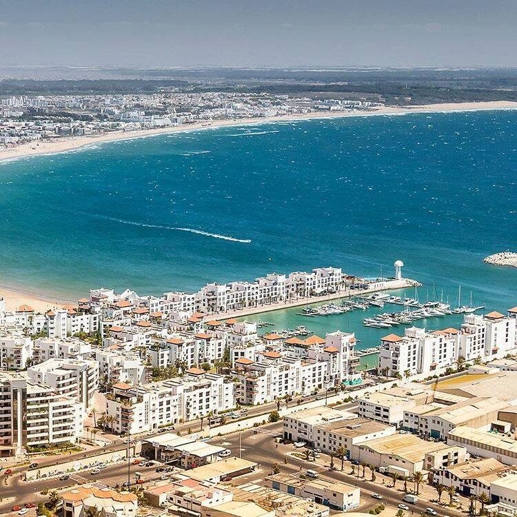 Blick auf die Marina und den Strand von agadir-an-der-atlantikkueste, ein Ausflug mit dem Hotel in Marrakesch