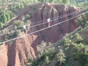 Balanceakt über tiefe Schluchten im Freizeitpark Terres de Amanar
