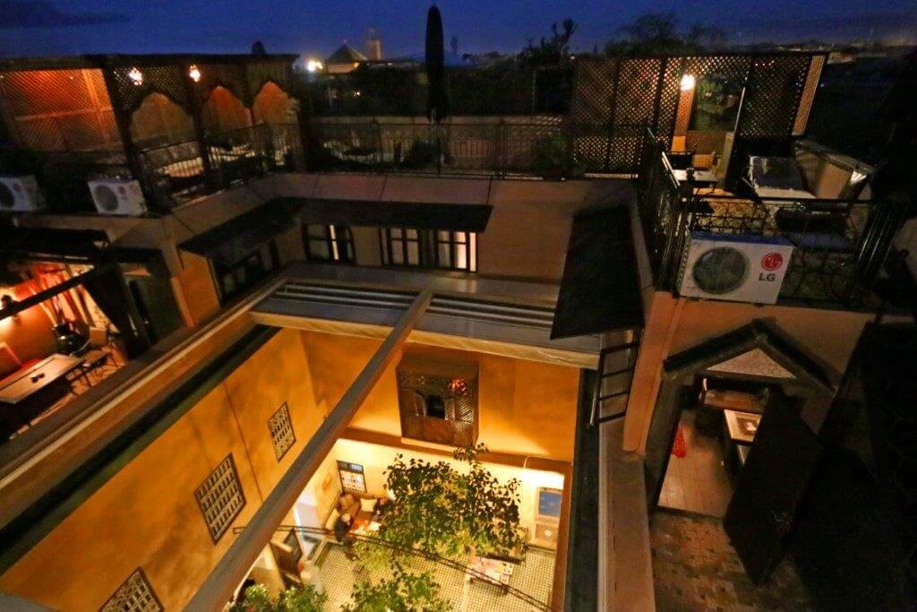 Innenhof automatisches dach zimmer kbn yacout grosse dachterrasse im hotel la maison nomade marrakesch
