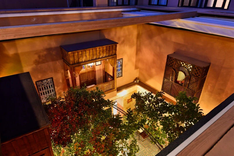 Innenhof Riad Marrakesch Innenhof mit Balkone und Baume Riad Marrakesch