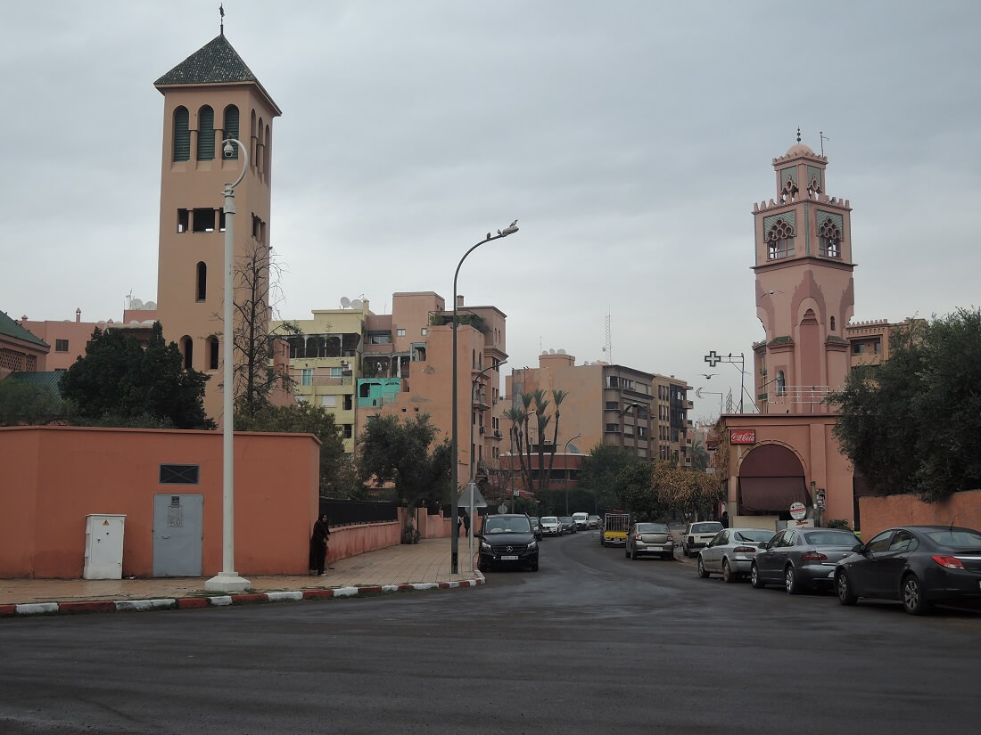 Einträchtig nebeneinander die Kath. Kirche und die Moschee in Marrakesch katholische Kirche und Moschee im Stadtteil Gueliz von Marrakech