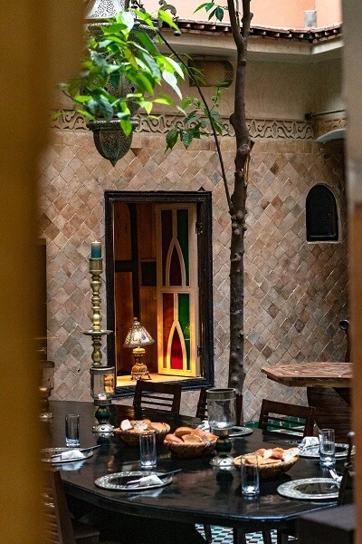 marokkanisches Abendessen Innenhof Riad Candle light dinner im Riad Marrakesch La Maison Nomade
