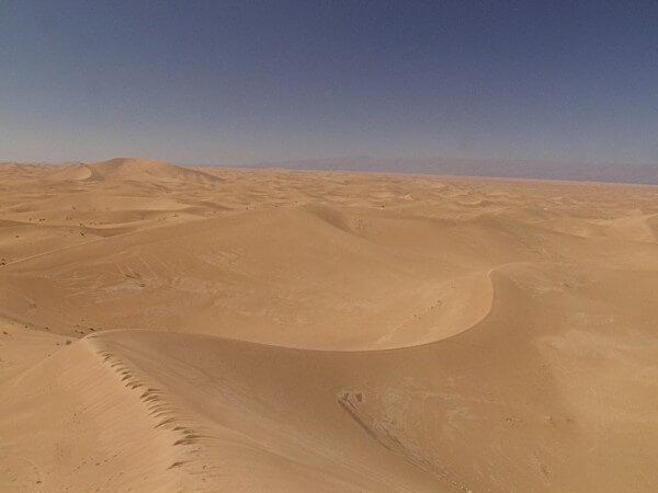 Mit dem Riad La Maison Nomade in die marokkanischen Wüsten Dünenlandschaft von Erg Chegaga