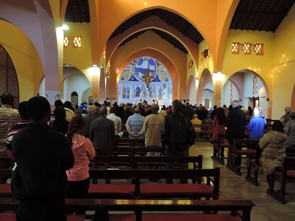 Sonntagsmesse in der Kath. Kirche von Marrakesch Sonntagsmesse in der katholischen Kirche von Marrakesch