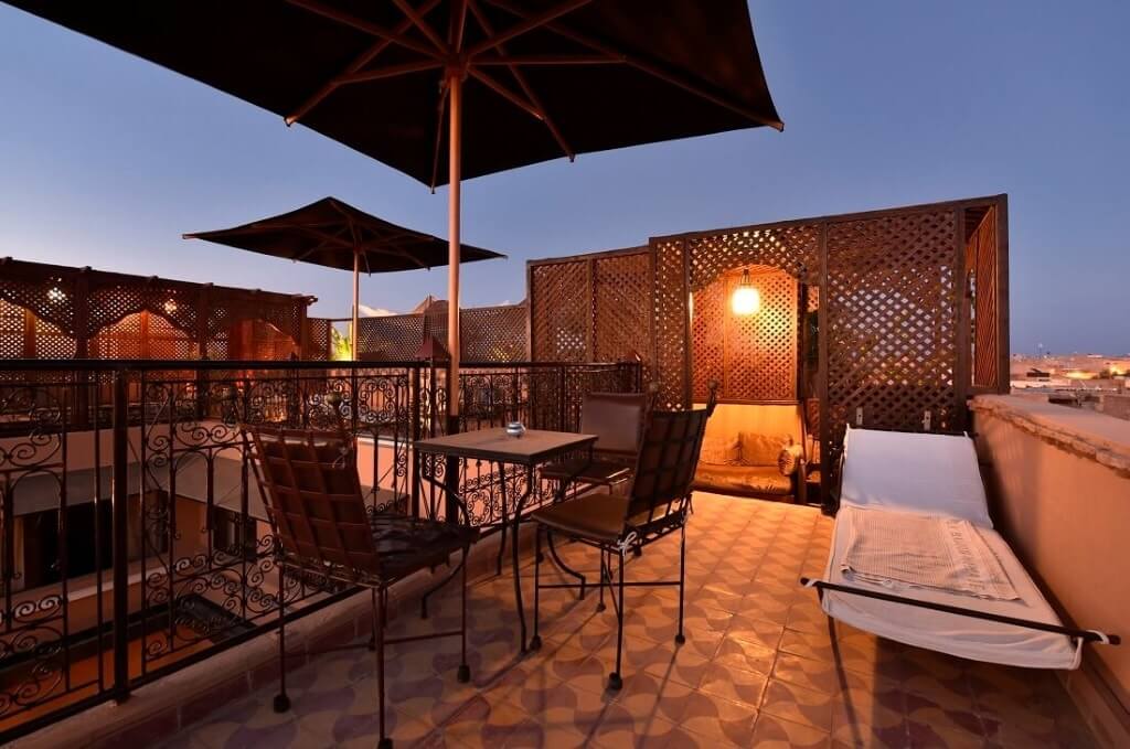 Terrasse mit Sonnenschirmen und Liegen